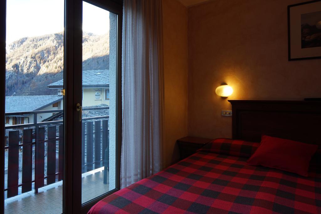 Hotel Al Caminetto Valtournenche Bagian luar foto