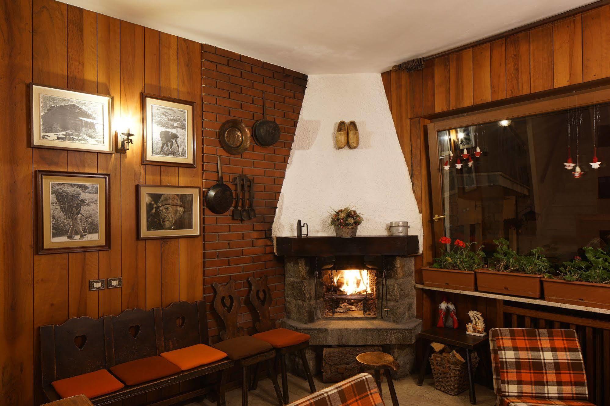 Hotel Al Caminetto Valtournenche Bagian luar foto